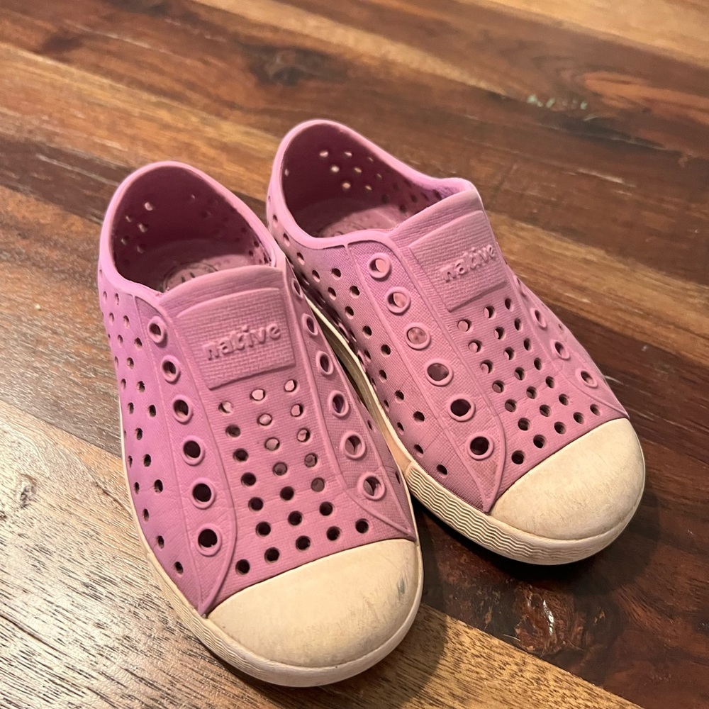 Native toddler shoes, glow in the dark sole